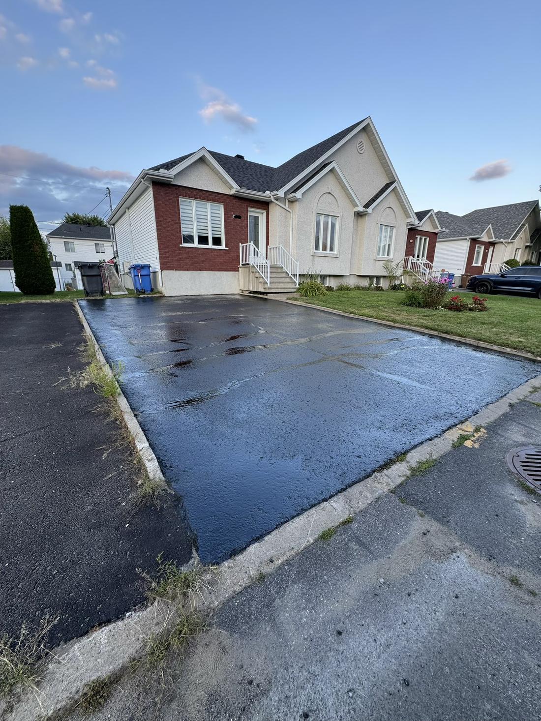 Entrée scellée avec fissures colmatées, à côté d'une entrée voisine non traitée